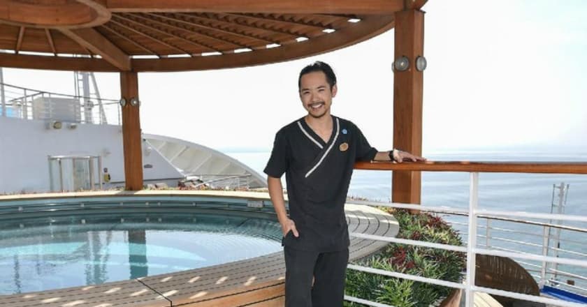 Unik, Pria Ini Dipekerjakan untuk Membujuk Tamu Berendam Tanpa Busana