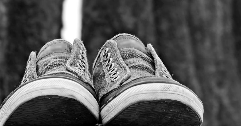 Memakai Sepatu di Dalam Rumah Berbahaya, Waspada!