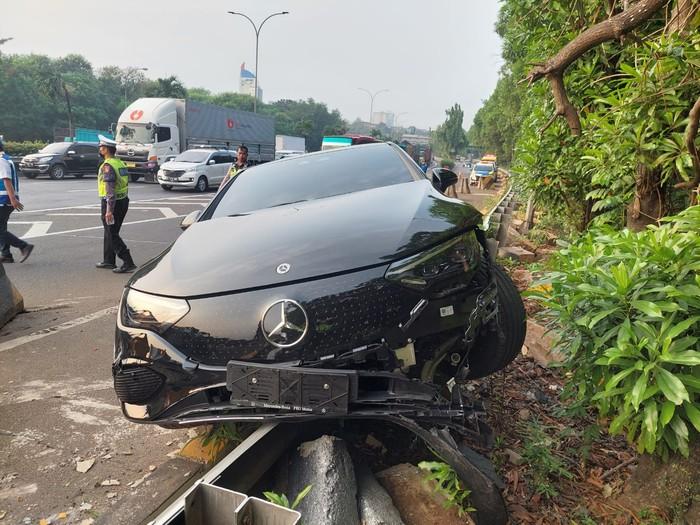 Bikin Nangis, Harga Mercedes-Benz EQE yang Nabrak Pembatas Tol JORR Ciputat Rp2,21 Miliar