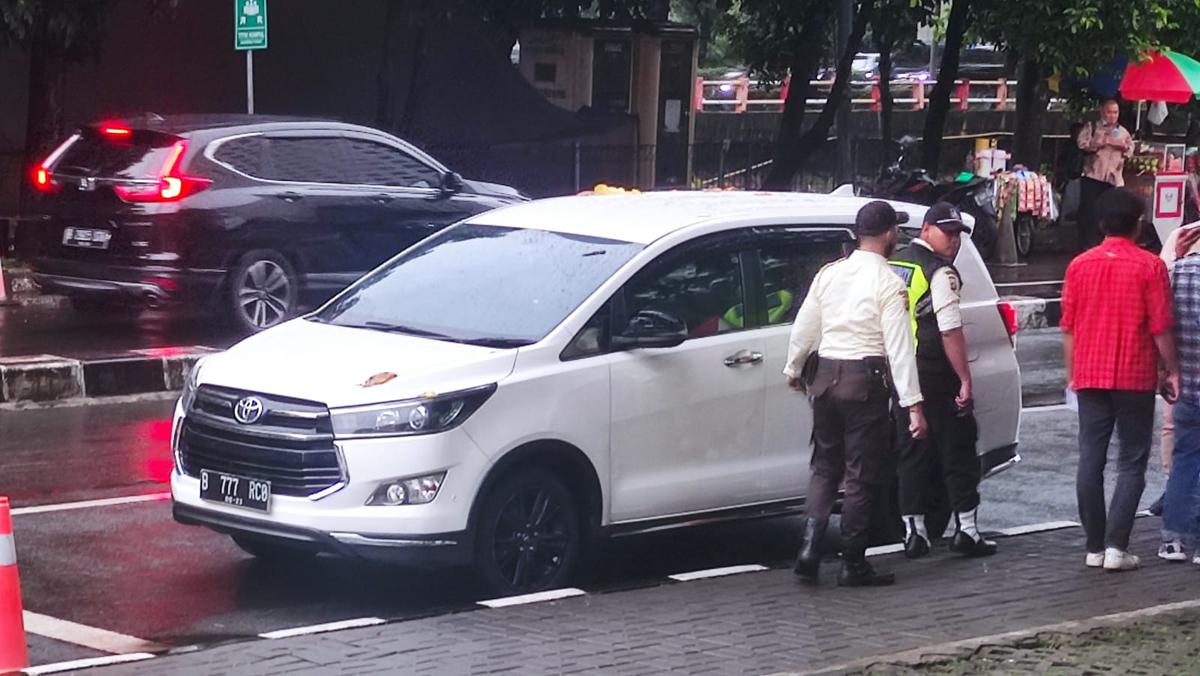 Mobil Innova Putih Rafael Papa Kemplang Pajak Pakai Pelat Nomor Cantik