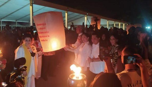 Capres PDIP Ganjar Pranowo dan Erick Thohir Terbangkan Lampion Waisak di Borobudur