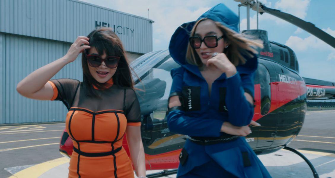 Dinar Candy dan Indah Sari Dihujat Pro LGBT dalam Video Musik Pintar Main Lidah oleh Warganet