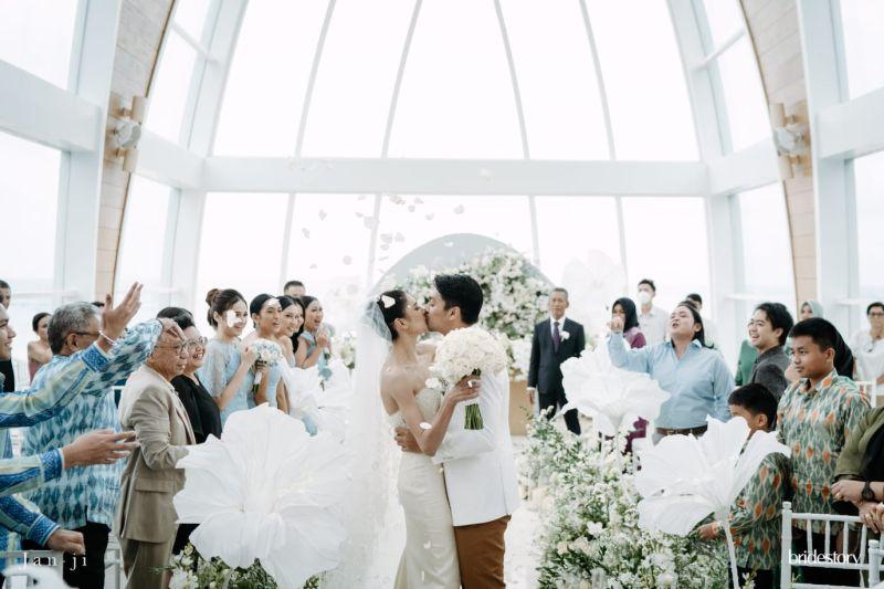 Deva Mahenra dan Mikha Tambayong Menikah di Bali